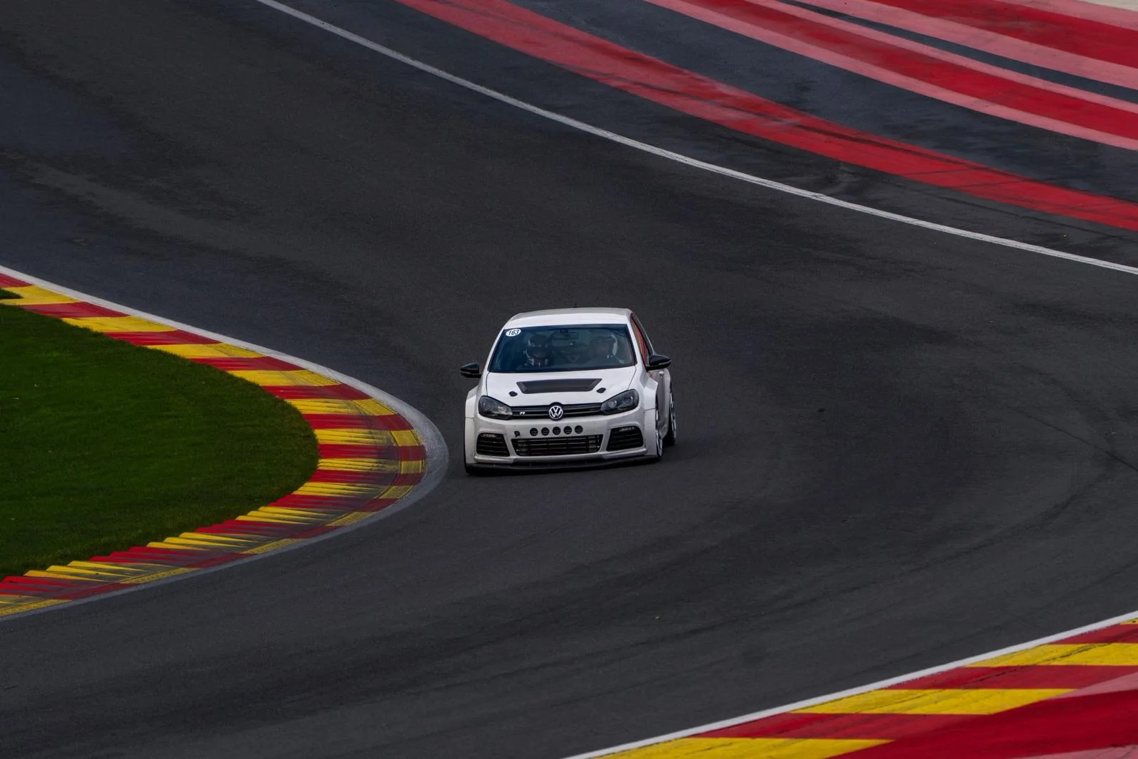 Volkswagen Golf sur le circuit de Spa-Francorchamps