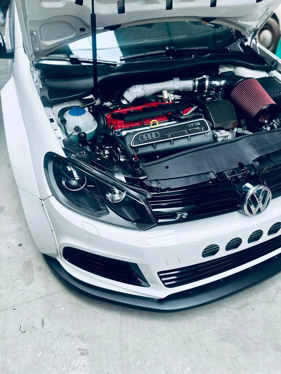 Compartiment moteur d'une Volkswagen Golf préparée
