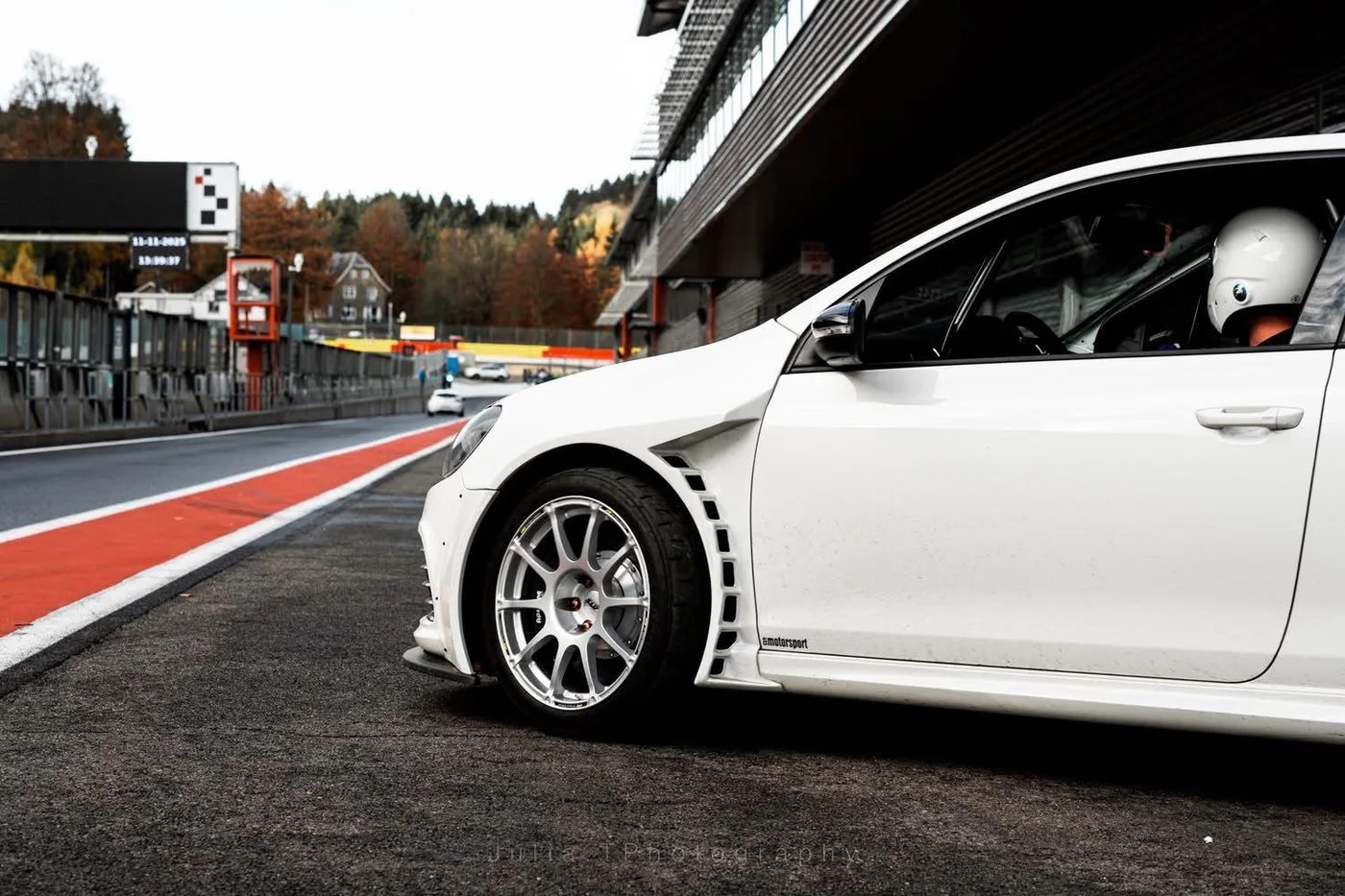 Volkswagen Golf dans le paddock avant une session circuit