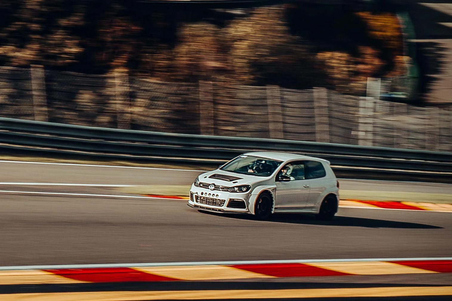 Volkswagen Golf lors d'une session de validation sur circuit