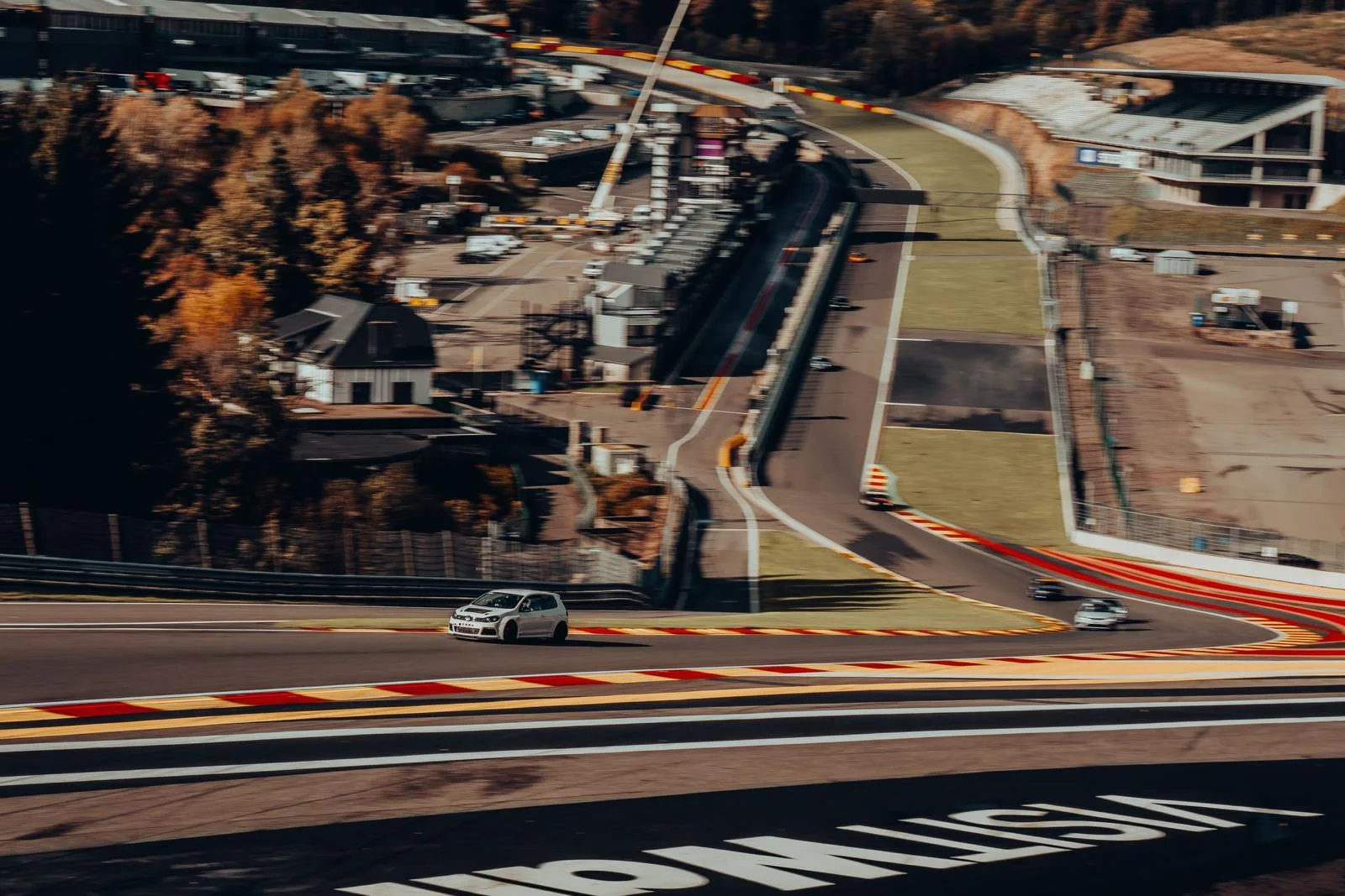 Circuit de Spa-Francorchamps dans le virage de l'Eau Rouge